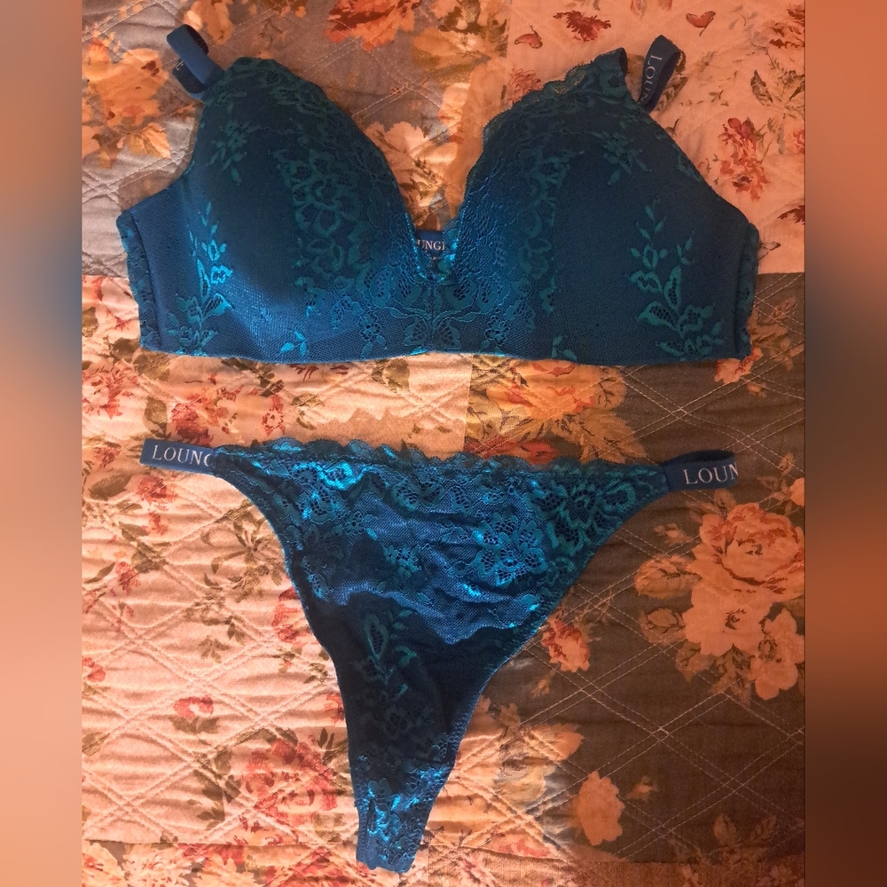 Lounge Bra & Panty Set in turquoise.